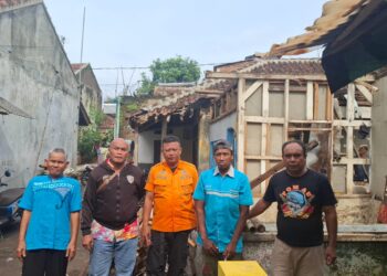 Lurah Sukanagara Tinjau Lokasi Rumah Roboh di Gunungsalikur Purbaratu