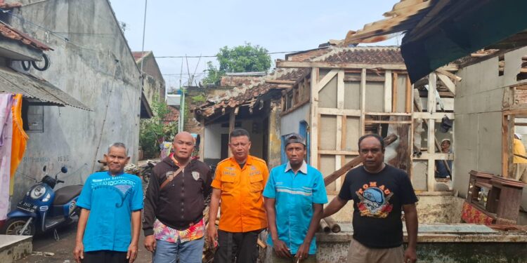 Lurah Sukanagara Tinjau Lokasi Rumah Roboh di Gunungsalikur Purbaratu