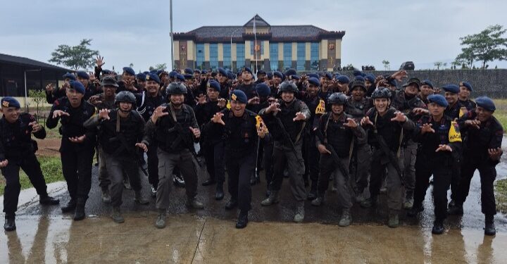 Batalyon D Pelopor Sat Brimob Polda Jabar Gelar Tradisi Penyambutan Lima Perwira Baru