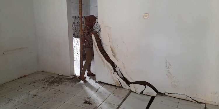 Pergerakan Tanah di Cineam Tasikmalaya Terus Meluas, 43 Bangunan Terdampak