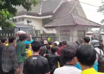 Demo Mahasiswa di DPRD Kota Tasikmalaya Berakhir Ricuh, Bentrok dengan Aparat