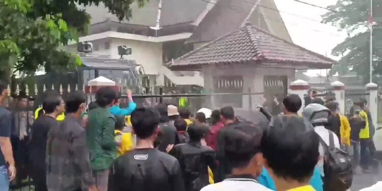 Demo Mahasiswa di DPRD Kota Tasikmalaya Berakhir Ricuh, Bentrok dengan Aparat