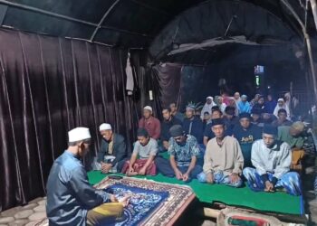 Masjid Roboh Akibat Pergerakan Tanah, Warga Cineam Salat Tarawih di Tenda Darurat