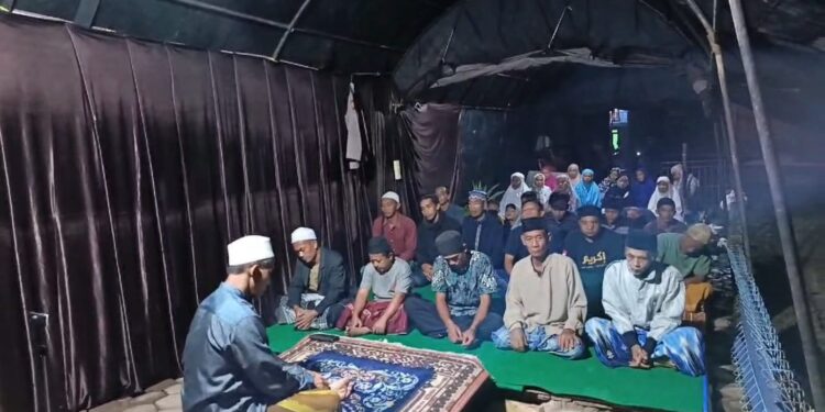 Masjid Roboh Akibat Pergerakan Tanah, Warga Cineam Salat Tarawih di Tenda Darurat
