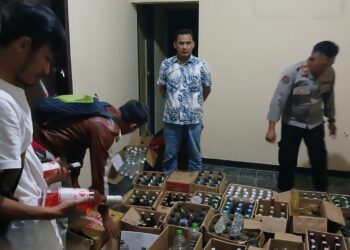 Polisi Gerebek Rumah Kontrakan di Tasikmalaya, Ratusan Botol Miras Milik Pasutri Diamankan
