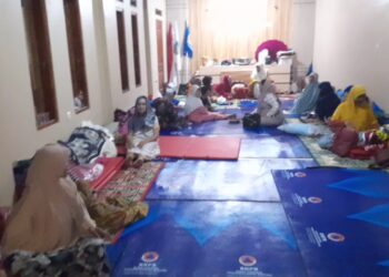 Korban Bencana Pergerakan Tanah Cineam Bermalam di Pengungsian