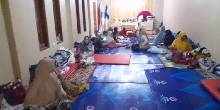 Korban Bencana Pergerakan Tanah Cineam Bermalam di Pengungsian