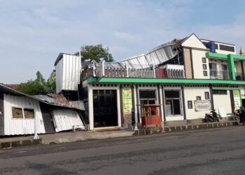 Warga di Jalan Lingkar Utara Purbaratu Mulai Bersihkan Puing Pasca Cuaca Ekstrem