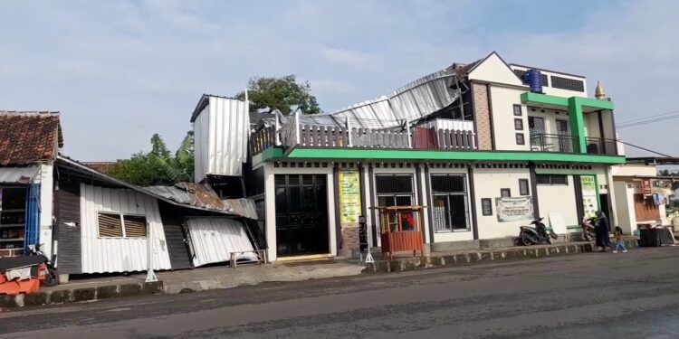 Warga di Jalan Lingkar Utara Purbaratu Mulai Bersihkan Puing Pasca Cuaca Ekstrem