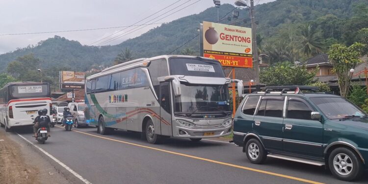 Macet, Arus Balik Idulfitri H+3, Begini Cara Petugas Mencairkan Kepadatan Volume Kendaraan