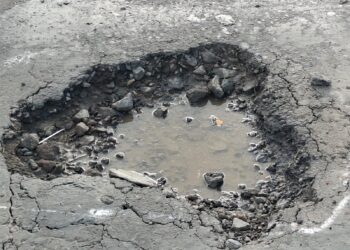 Puluhan Lobang Menganga Di Jalan Lingkar Utara (JB) Salah Seorang Anggota Komisi III DPRD Kota Tasikmalaya Bilang Begini :