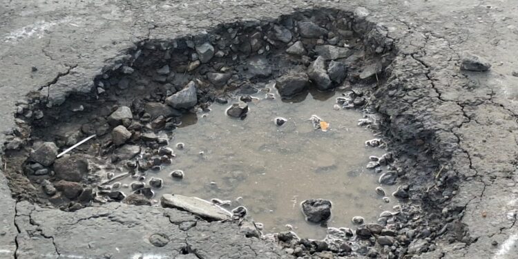 Puluhan Lobang Menganga Di Jalan Lingkar Utara (JB) Salah Seorang Anggota Komisi III DPRD Kota Tasikmalaya Bilang Begini :