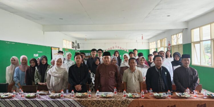 KAMA Salurkan Santunan untuk Siswa-Siswi MA Al-Khoeriyah, Wujud Kepedulian Alumni kepada Generasi Penerus