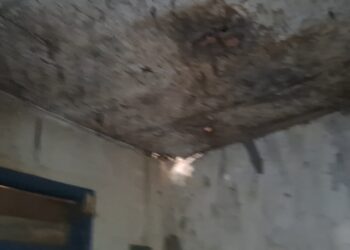 Air Mata Seorang Wanita Lansia Jatuh Mengalir Bersama Derasnya Air Hujan