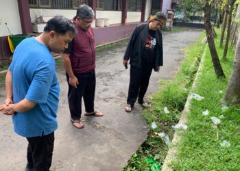 Botol Bekas Miras Berserakan di Halaman Sebuah Gedung Aset Daerah Kota Tasikmalaya