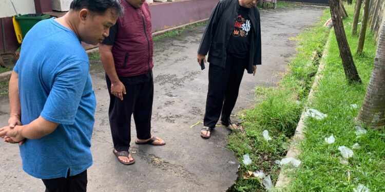 Botol Bekas Miras Berserakan di Halaman Sebuah Gedung Aset Daerah Kota Tasikmalaya