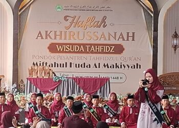 Ratusan Santeri Rayakan  Wisuda Tahfidz Quran di Pesantren Almakiyyah Tasikmalaya.