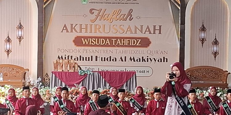 Ratusan Santeri Rayakan  Wisuda Tahfidz Quran di Pesantren Almakiyyah Tasikmalaya.