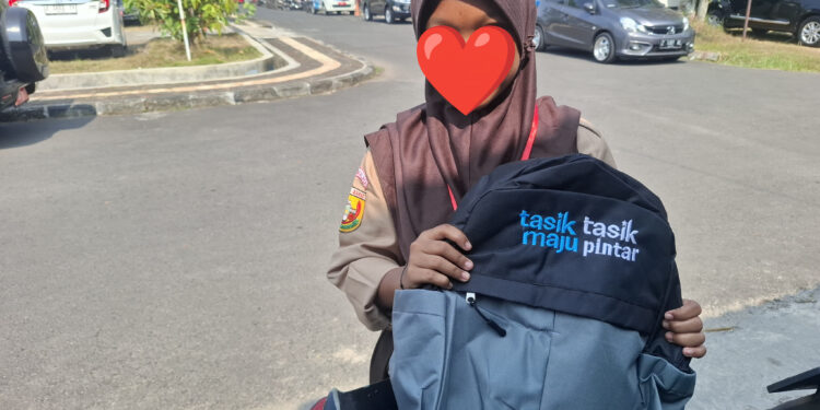 Anak Yatim Piatu Miskin Akhirnya  Bisa Sekolah, Terlihat Siapa Pembela Rakyat Yang Subtansi Hari ini.